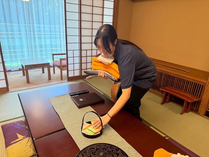 ハウスキーパーとして客室のリセット作業をする