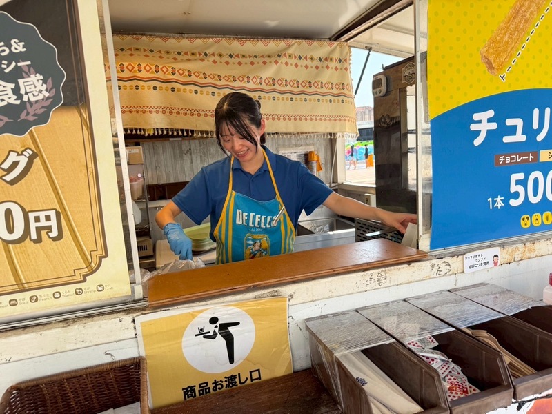 プールサイドにあるワゴン内でかき氷やポテト、チュロスなどの軽食・ドリンクの注文を受けて調理したり、商品の受け渡しやレジを担当する接客業務を体験する