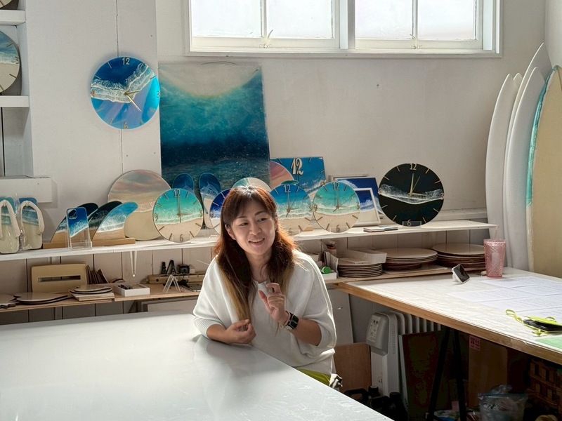 波アートを制作するとともにワークショップを通じて海の魅力を伝えている山村まい子さん