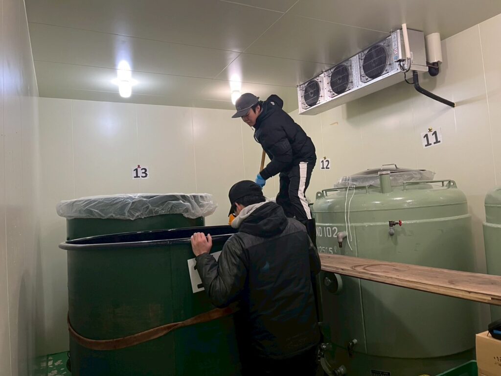 福島県南会津町の「会津酒造」の酒蔵で醪を混ぜる作業の様子